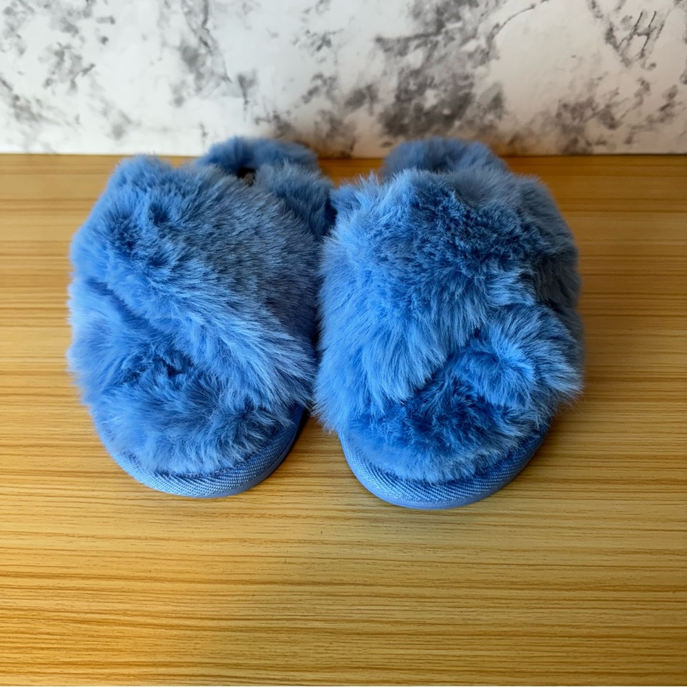 New Nine West Womens Faux Fur Cross Desing Slippers Confortable Size 7-8 .